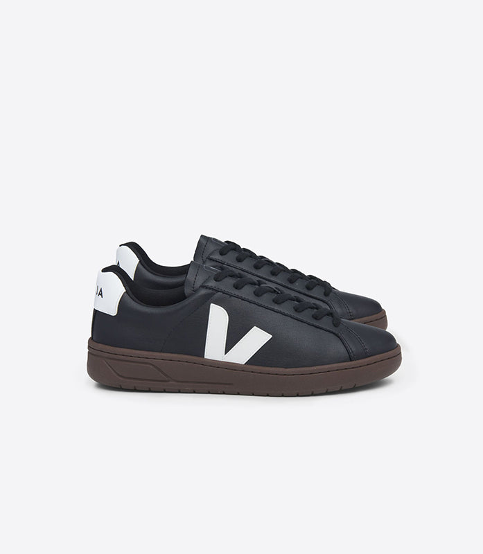 Veja Urca Sneker in Black/White Color, side view